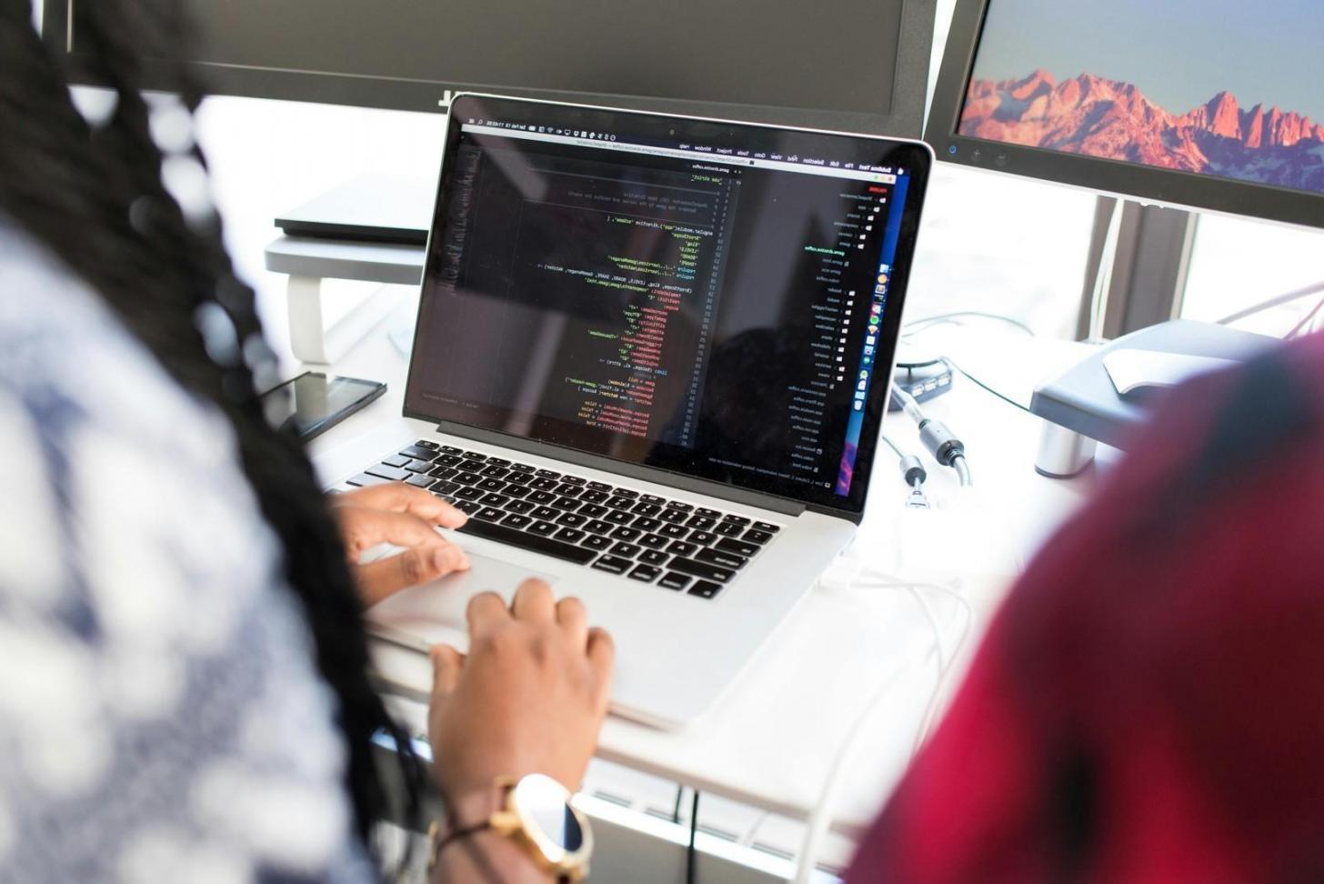 Ambiente di lavoro per lo sviluppo di asset 3D con multiple schermate